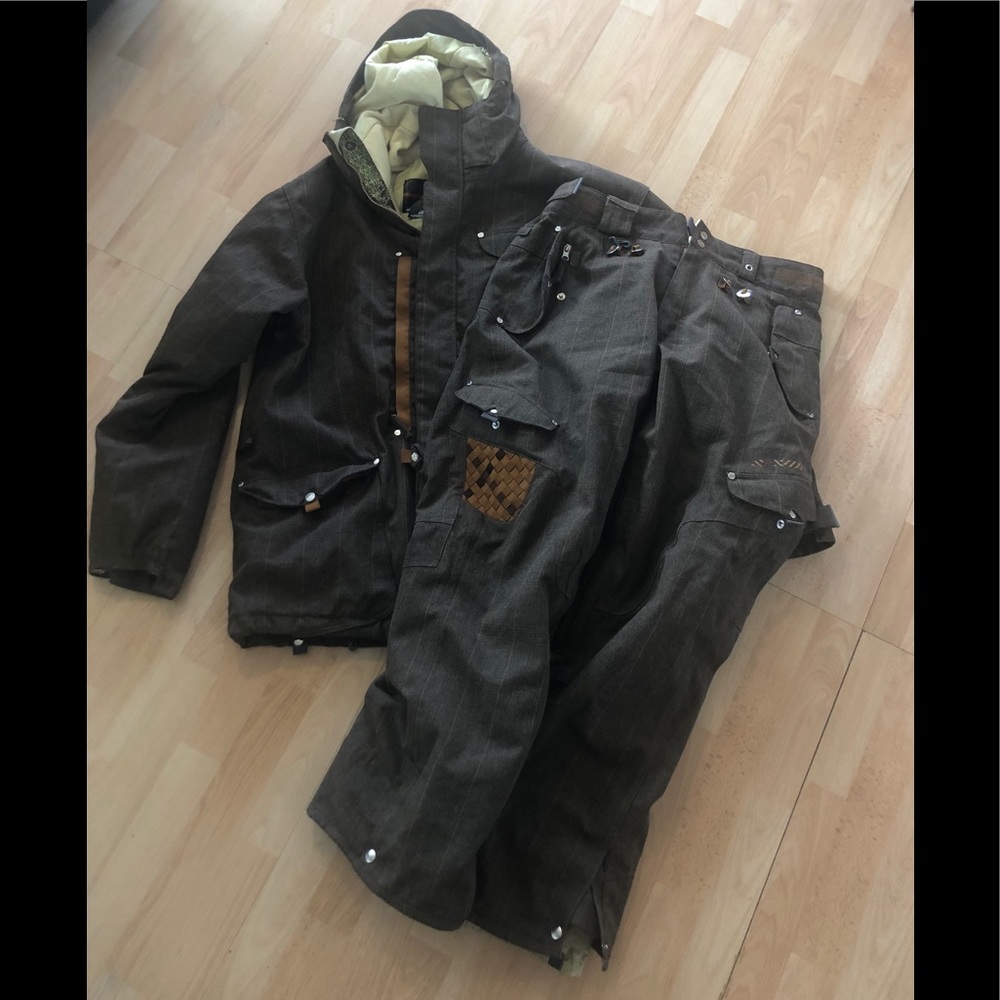 Like new 686 men’s snowboarding set